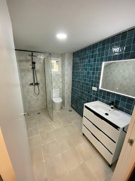 Reforma de baño con ducha y azulejos azules en la sierra, realizada por Tu Manitas en Las Sierra.