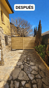 Puerta de madera nueva en jardín trasero, renovada por tu manitas en la sierra.